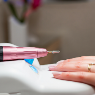 Comparison of nail drills and hand filing for natural nail safety