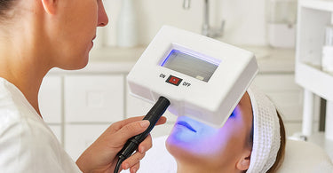 Meishida Woods Lamp illuminating skin analysis in a professional spa setting