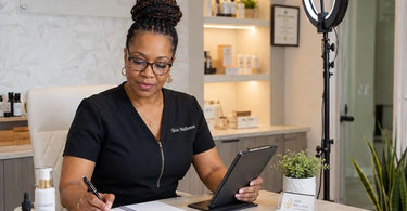 How to Keep Ring Lights From Blocking Service Workflow: Ergonomic Tips for Spa Professionals