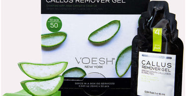 Voesh Deluxe Pedicure Callus Remover Gel single-use packet case of 50, shown on a clean spa towel with pedicure tools.